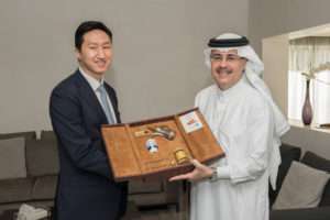 President and CEO of Saudi Aramco, Amin al-Nasser with executive vice president of Corporate Planning Office of HHI, Chung Ki-sun