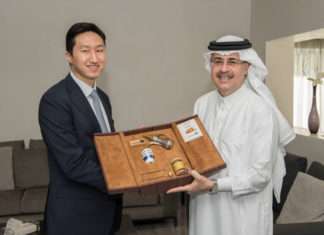 President and CEO of Saudi Aramco, Amin al-Nasser with executive vice president of Corporate Planning Office of HHI, Chung Ki-sun