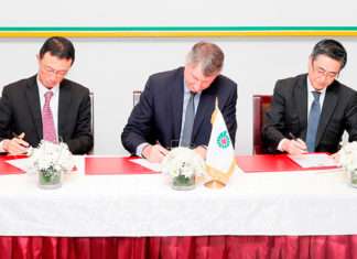 Raoul Restucci signing the Duqm logistics contract with Sumitomo executives