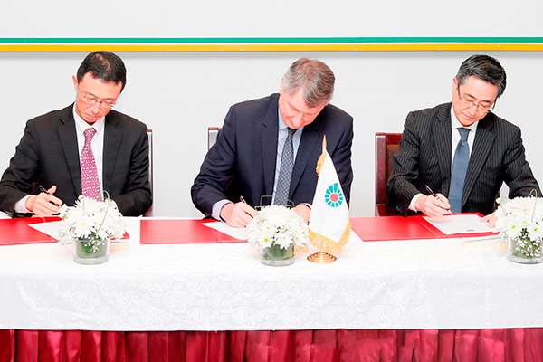 Raoul Restucci signing the Duqm logistics contract with Sumitomo executives