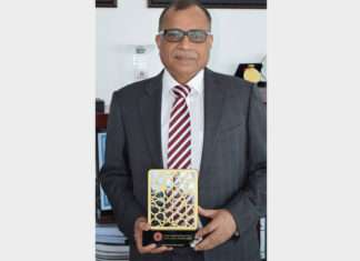 Eugene Mayne receiving the IBX Inspirational Leader award