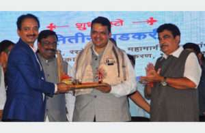 Shri Anil Diggikar, Chairman, JNPT; Shri Sudhir Mungantiwar, Hon. Minister for Forest & Finance, Guardian Minister of Wardha District, Government of Maharashtra; Shri DevendraFadnavis, Hon. Chief Minister, Government of Maharashtra; Shri Nitin Gadkari, Hon. Union Minister Shipping, Road Transport, Highways, Water Resources, River Development & Ganga Rejuvenation, Government of India, at the ground breaking ceremony of Wardha Dry Port.