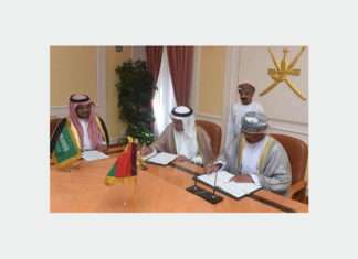 H.E. Darwish bin Ismail Al Balushi, Oman’s Minister for Financial Affairs, and Eng. Yousef bin Ibrahim Al Bassam, deputy chairman and managing director of the Saudi Fund for Development, signing the funding agreement in Muscat