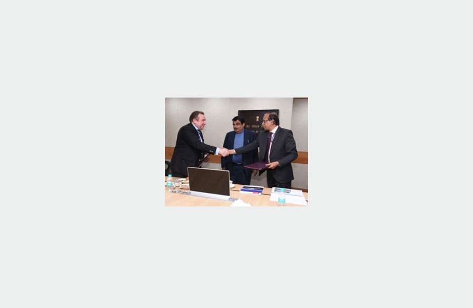Shri Madhu S Nair, chairman and managing director, CSL, shakes hands with Alexey Rakhmanov, president of USC, in the presence of Shri Nitin Gadkari, Indian shipping minister