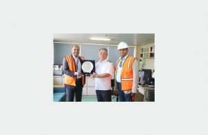 DP World Sokhna chief executive, Ajayy Singh, presenting a commemorative plaque to YML managing director Brian Tzeng
