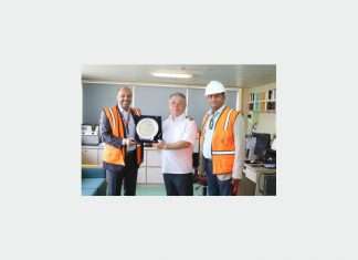 DP World Sokhna chief executive, Ajayy Singh, presenting a commemorative plaque to YML managing director Brian Tzeng