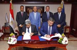 Svitzer’s Nicolai Friis and Essam Mostafa Ibrahim Mahmoud, Director of the Transit Department at the Suez Canal Authority, signing the contract to provide two new tugs for operation in Egypt