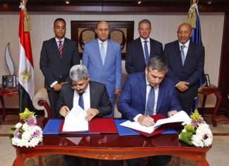 Svitzer’s Nicolai Friis and Essam Mostafa Ibrahim Mahmoud, Director of the Transit Department at the Suez Canal Authority, signing the contract to provide two new tugs for operation in Egypt