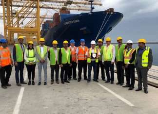 To mark the occasion, Fred Castonguay and other senior management at Gulftainer, presented a commemorative shield to the vessel master, Captain Razvan Adrian Nita