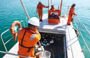 Safeen staff collecting marine waste from Abu Dhabi waters