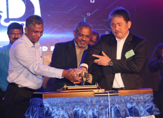 From left to right, Benny Fernando, General Manager (Ship Repair Business), D.V. Abeysinghe, Managing Director and H. Tanaka, Chairman of Colombo Dryddock carrying out the symbolic launch of the the new Rapid Respomse Afloat Repair Service.