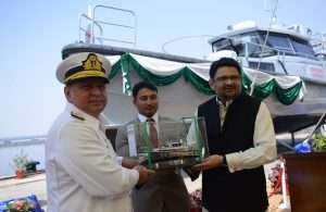 Rear Admiral Syed Hasan Nasir Shah, Managing Director of KS&EW, with an employee holding the ship’s model and Dr Miftah Ismail, Advisor to the Prime Minister on Finance, Revenue & Economic Affairs
