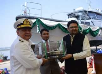Rear Admiral Syed Hasan Nasir Shah, Managing Director of KS&EW, with an employee holding the ship’s model and Dr Miftah Ismail, Advisor to the Prime Minister on Finance, Revenue & Economic Affairs