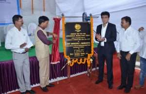 The Minister unveiling the commemorative plaque to market the start of work on the new liquid bulk jetty