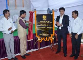 The Minister unveiling the commemorative plaque to market the start of work on the new liquid bulk jetty