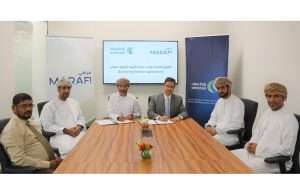 Executives from Marafi and Oman Oil signing the new bunker fuel supply agreement