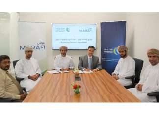 Executives from Marafi and Oman Oil signing the new bunker fuel supply agreement