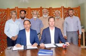 General Manager Shipbuilding Commodore Saleem Iqbal and Damen regional director Teun Haverkort sign the latest contract for a Damen ASD Tug 2009.