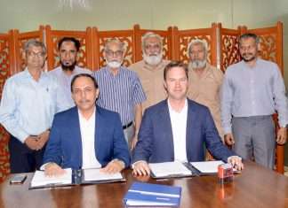 General Manager Shipbuilding Commodore Saleem Iqbal and Damen regional director Teun Haverkort sign the latest contract for a Damen ASD Tug 2009.
