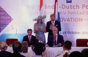 His Majesty King Willem-Alexander, Her Majesty Queen Máxima, Ashish Kumar Singh, Principal Secretary, Transport & Ports, Government of Maharashtra, and Edwin van Espen, Program Manager Port of Rotterdam International, sign the MOU during a recent trade mission