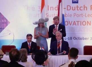 His Majesty King Willem-Alexander, Her Majesty Queen Máxima, Ashish Kumar Singh, Principal Secretary, Transport & Ports, Government of Maharashtra, and Edwin van Espen, Program Manager Port of Rotterdam International, sign the MOU during a recent trade mission