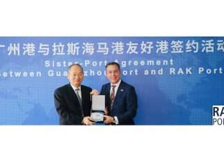 Chen Hongxian, Director General of Guangzhou Port Authority and Roger Clasquin, Chief Commercial Officer of RAK Ports signing the MOU between the two organisations.