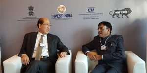 Shri Mansukh Mandaviya talking to Kitack Lim at Davos