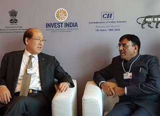 Shri Mansukh Mandaviya talking to Kitack Lim at Davos
