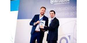 Scott Keddle presenting Jean Philippe Celli with a plaque to commemorate Air Liquide’s five years in RAK Port