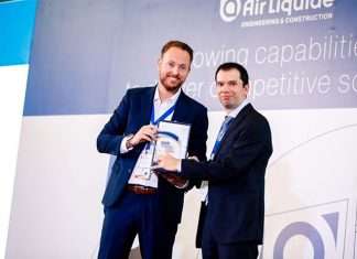 Scott Keddle presenting Jean Philippe Celli with a plaque to commemorate Air Liquide’s five years in RAK Port
