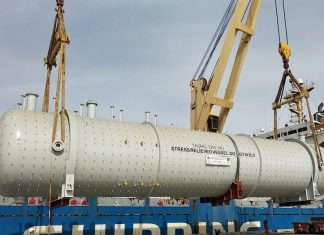 Gold Star Line’s Du Hua loading pressure vessels at Duqm port