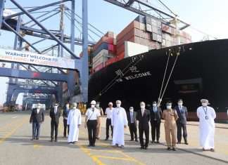 To commemorate the visit by the largest container vessel to ever call at the Port of Sohar, Hutchison Ports Sohar’s management team organised a special celebration including the presentation of a memento to the ship’s master