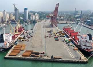 Bulk carrier with fertiliser at Colombo port