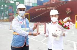 The master of the Singapore Bridge being presented with a plaque to mark the maiden call into PSA Mumbai