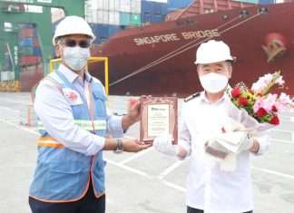 The master of the Singapore Bridge being presented with a plaque to mark the maiden call into PSA Mumbai