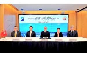 Eric Ip (centre), Group Managing Director of Hutchison Ports, and Andy Tsoi (second from left), Managing Director of Hutchison Ports, Middle East and Africa and senior executives of the company attended the online signing ceremony