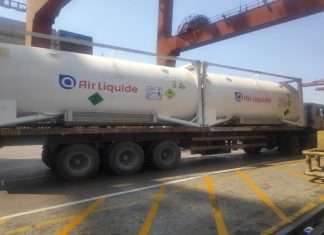 The cryogenic containers with liquid oxygen arriving at JNPT from the UAE
