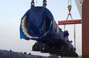 Heavy lift operations underway on Poolgracht while at Mumbai port