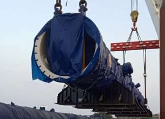 Heavy lift operations underway on Poolgracht while at Mumbai port
