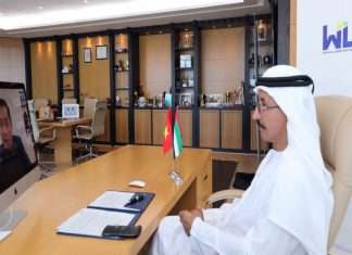 Sultan Ahmed bin Sulayem, DP World group chairman and CEO and Chairman of Ports, Customs and Free Zone Corporation, and the Vietnam Logistics Business Association (VLA), signing a framework agreement.