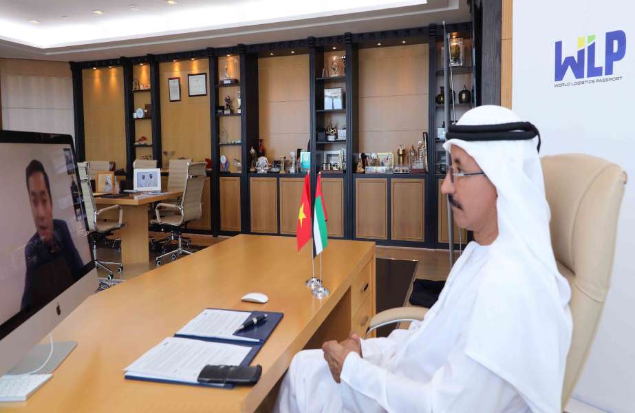 Sultan Ahmed bin Sulayem, DP World group chairman and CEO and Chairman of Ports, Customs and Free Zone Corporation, and the Vietnam Logistics Business Association (VLA), signing a framework agreement.