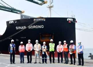 The maiden call was commemorated with an exchange of plaques between the master of Sinar Sorong, the Director of Samudera Shipping India and PSA Mumbai’s management team