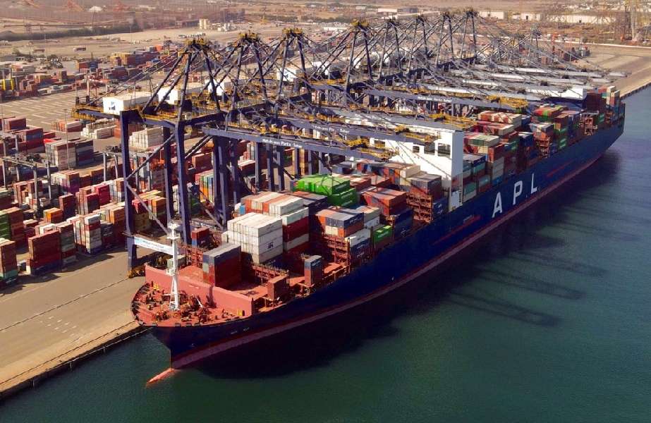 Story11 (1) The 17,000 TEU APL Raffles calling at Hutchison Ports Sohar