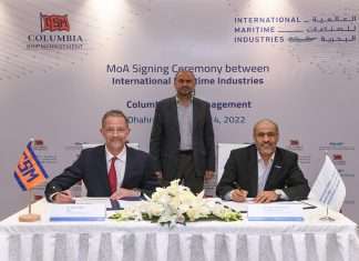 Ahmed Al Saadi, IMI Chairman, watches on as Mark O’Neil, COO of Columbia Shipmanagement and Dr Abdullah Al Ahmari, CEO of IMI sign the MOU