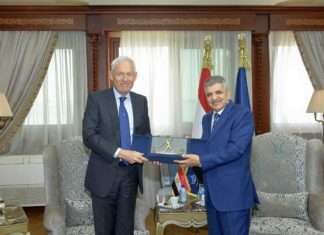 ICS’ chairman Esben Poulsson and Admiral Osama Mounier Mohamed Rabie., chairman of SCA, exchanging the agreement