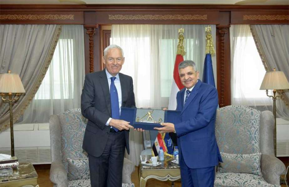Story7 ICS’ chairman Esben Poulsson and Admiral Osama Mounier Mohamed Rabie., chairman of SCA, exchanging the agreement