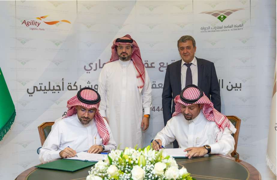 The contract was signed by Hamza Al-Askar, Deputy State Properties General Administration Representative, and Maher Jaber Al Thabit, Vice President of Agility Logistics Parks, at the SPGA headquarters in Riyadh.