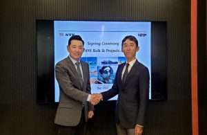 Justin Park, leader of HMM’s Bulkliner & Heavylift team, with Toshioku Hasegawa, General Manager, Plant & Module Group, NBP