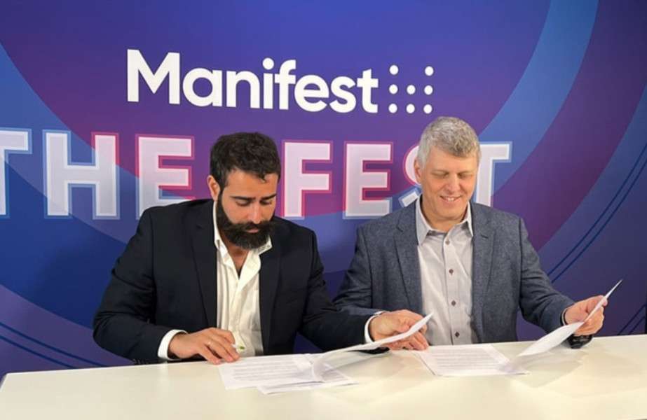 Ashdod Port Chairman, Orna Hozman Bechor, and Erez Agmoni, Senior Vice President of Innovation and Strategic Growth at Maersk North America, signing the agreement to cooperate