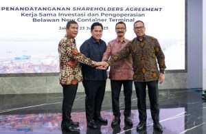 The agreement was signed by Sultan Ahmed Bin Sulayem, Group Chairman and CEO of DP World, Arif Suhartono, President Director of PT Pelabuhan Indonesia (Persero), and Ridha Wirakusumah, CEO of Indonesia Investment Authority.